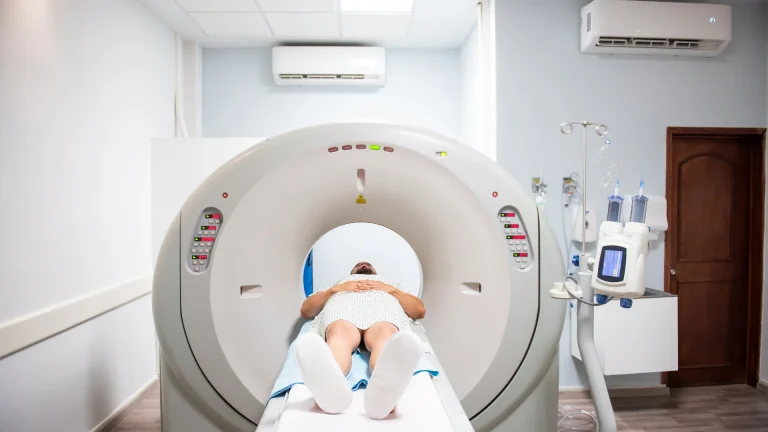 Kanser Teşhisinde PET/CT ve Tomografi Güvenliği: Radyasyon Dozu Nasıl Hesaplanır ve Risk Nasıl Azaltılır?